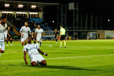 Sidny Lopes Cabral, Estadio Belediyesi Rio Maior 'daki Casa Pia ve CF Estrela Amadora takımları arasında oynanan Liga Portekiz maçında gol attıktan sonra kutlama yaparken görüldü (Maciej Rogowski / Ball Raw Images))