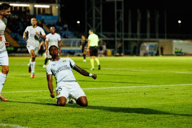 Sidny Lopes Cabral, Estadio Belediyesi Rio Maior 'daki Casa Pia ve CF Estrela Amadora takımları arasında oynanan Liga Portekiz maçında gol attıktan sonra kutlama yaparken görüldü (Maciej Rogowski / Ball Raw Images))