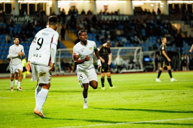 Sidny Lopes Cabral, Estadio Belediyesi Rio Maior 'daki Casa Pia ve CF Estrela Amadora takımları arasında oynanan Liga Portekiz maçında gol attıktan sonra kutlama yaparken görüldü (Maciej Rogowski / Ball Raw Images))