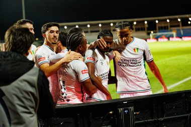 Estrela oyuncuları, Liga Portekiz maçında Estadio Belediyesi Rio Maior 'da oynayan Casa Pia ve CF Estrela Amadora (Maciej Rogowski / Ball Raw Images) takımları arasında Sidny Lopes Cabral' dan gol üstüne gol atarken görüldü.)