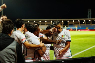Estrela oyuncuları, Liga Portekiz maçında Estadio Belediyesi Rio Maior 'da oynayan Casa Pia ve CF Estrela Amadora (Maciej Rogowski / Ball Raw Images) takımları arasında Sidny Lopes Cabral' dan gol üstüne gol atarken görüldü.)