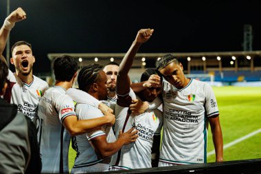 Estrela oyuncuları, Liga Portekiz maçında Estadio Belediyesi Rio Maior 'da oynayan Casa Pia ve CF Estrela Amadora (Maciej Rogowski / Ball Raw Images) takımları arasında Sidny Lopes Cabral' dan gol üstüne gol atarken görüldü.)