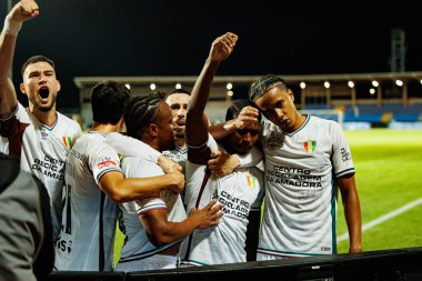 Estrela oyuncuları, Liga Portekiz maçında Estadio Belediyesi Rio Maior 'da oynayan Casa Pia ve CF Estrela Amadora (Maciej Rogowski / Ball Raw Images) takımları arasında Sidny Lopes Cabral' dan gol üstüne gol atarken görüldü.)