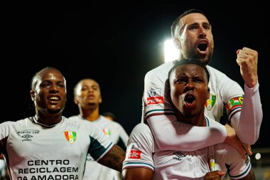 Joao Kikas ve Sidny Lopes Cabral, Estadio Belediyesi Rio Maior 'daki (Maciej Rogowski / Ball Raw Images) Casa Pia ve CF Estrela Amadora takımları arasındaki Liga Portekiz maçında gol attıktan sonra kutlama yaparken görüldü.)