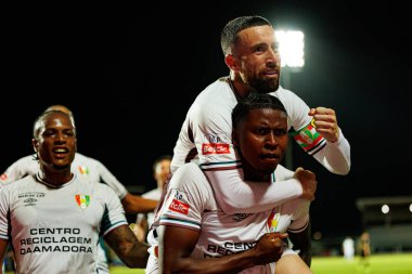 Joao Kikas ve Sidny Lopes Cabral, Estadio Belediyesi Rio Maior 'daki (Maciej Rogowski / Ball Raw Images) Casa Pia ve CF Estrela Amadora takımları arasındaki Liga Portekiz maçında gol attıktan sonra kutlama yaparken görüldü.)