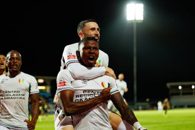 Joao Kikas ve Sidny Lopes Cabral, Estadio Belediyesi Rio Maior 'daki (Maciej Rogowski / Ball Raw Images) Casa Pia ve CF Estrela Amadora takımları arasındaki Liga Portekiz maçında gol attıktan sonra kutlama yaparken görüldü.)