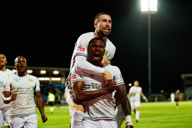 Joao Kikas ve Sidny Lopes Cabral, Estadio Belediyesi Rio Maior 'daki (Maciej Rogowski / Ball Raw Images) Casa Pia ve CF Estrela Amadora takımları arasındaki Liga Portekiz maçında gol attıktan sonra kutlama yaparken görüldü.)