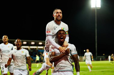 Joao Kikas ve Sidny Lopes Cabral, Estadio Belediyesi Rio Maior 'daki (Maciej Rogowski / Ball Raw Images) Casa Pia ve CF Estrela Amadora takımları arasındaki Liga Portekiz maçında gol attıktan sonra kutlama yaparken görüldü.)