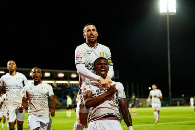 Joao Kikas ve Sidny Lopes Cabral, Estadio Belediyesi Rio Maior 'daki (Maciej Rogowski / Ball Raw Images) Casa Pia ve CF Estrela Amadora takımları arasındaki Liga Portekiz maçında gol attıktan sonra kutlama yaparken görüldü.)