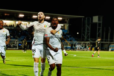 Joao Kikas ve Sidny Lopes Cabral, Estadio Belediyesi Rio Maior 'daki (Maciej Rogowski / Ball Raw Images) Casa Pia ve CF Estrela Amadora takımları arasındaki Liga Portekiz maçında gol attıktan sonra kutlama yaparken görüldü.)