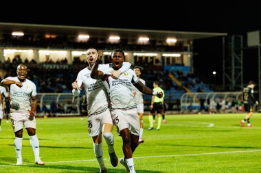 Joao Kikas ve Sidny Lopes Cabral, Estadio Belediyesi Rio Maior 'daki (Maciej Rogowski / Ball Raw Images) Casa Pia ve CF Estrela Amadora takımları arasındaki Liga Portekiz maçında gol attıktan sonra kutlama yaparken görüldü.)
