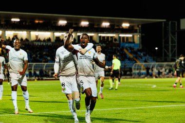 Joao Kikas ve Sidny Lopes Cabral, Estadio Belediyesi Rio Maior 'daki (Maciej Rogowski / Ball Raw Images) Casa Pia ve CF Estrela Amadora takımları arasındaki Liga Portekiz maçında gol attıktan sonra kutlama yaparken görüldü.)
