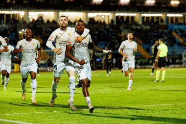 Joao Kikas ve Sidny Lopes Cabral, Estadio Belediyesi Rio Maior 'daki (Maciej Rogowski / Ball Raw Images) Casa Pia ve CF Estrela Amadora takımları arasındaki Liga Portekiz maçında gol attıktan sonra kutlama yaparken görüldü.)