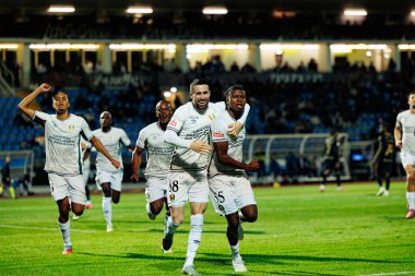 Joao Kikas ve Sidny Lopes Cabral, Estadio Belediyesi Rio Maior 'daki (Maciej Rogowski / Ball Raw Images) Casa Pia ve CF Estrela Amadora takımları arasındaki Liga Portekiz maçında gol attıktan sonra kutlama yaparken görüldü.)