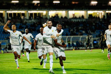 Joao Kikas ve Sidny Lopes Cabral, Estadio Belediyesi Rio Maior 'daki (Maciej Rogowski / Ball Raw Images) Casa Pia ve CF Estrela Amadora takımları arasındaki Liga Portekiz maçında gol attıktan sonra kutlama yaparken görüldü.)
