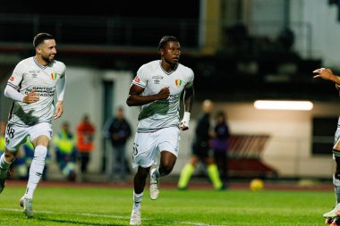 Joao Kikas ve Sidny Lopes Cabral, Estadio Belediyesi Rio Maior 'daki (Maciej Rogowski / Ball Raw Images) Casa Pia ve CF Estrela Amadora takımları arasındaki Liga Portekiz maçında gol attıktan sonra kutlama yaparken görüldü.)