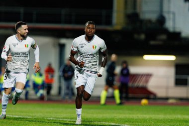 Joao Kikas ve Sidny Lopes Cabral, Estadio Belediyesi Rio Maior 'daki (Maciej Rogowski / Ball Raw Images) Casa Pia ve CF Estrela Amadora takımları arasındaki Liga Portekiz maçında gol attıktan sonra kutlama yaparken görüldü.)