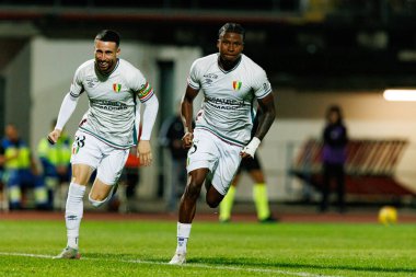 Joao Kikas ve Sidny Lopes Cabral, Estadio Belediyesi Rio Maior 'daki (Maciej Rogowski / Ball Raw Images) Casa Pia ve CF Estrela Amadora takımları arasındaki Liga Portekiz maçında gol attıktan sonra kutlama yaparken görüldü.)