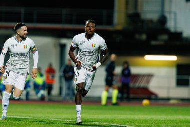 Joao Kikas ve Sidny Lopes Cabral, Estadio Belediyesi Rio Maior 'daki (Maciej Rogowski / Ball Raw Images) Casa Pia ve CF Estrela Amadora takımları arasındaki Liga Portekiz maçında gol attıktan sonra kutlama yaparken görüldü.)