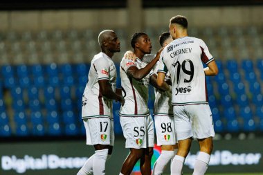 Estrela oyuncuları, Liga Portekiz maçında Estadio Belediyesi Rio Maior 'da oynayan Casa Pia ve CF Estrela Amadora (Maciej Rogowski / Ball Raw Images) takımları arasında Sidny Lopes Cabral' dan gol üstüne gol atarken görüldü.)