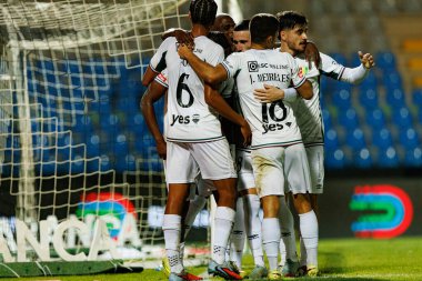 Estrela oyuncuları, Liga Portekiz maçında Estadio Belediyesi Rio Maior 'da oynayan Casa Pia ve CF Estrela Amadora (Maciej Rogowski / Ball Raw Images) takımları arasında Sidny Lopes Cabral' dan gol üstüne gol atarken görüldü.)