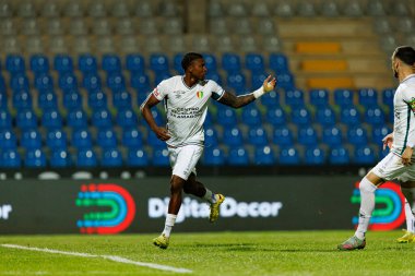 Sidny Lopes Cabral, Estadio Belediyesi Rio Maior 'daki Casa Pia ve CF Estrela Amadora takımları arasında oynanan Liga Portekiz maçında gol attıktan sonra kutlama yaparken görüldü (Maciej Rogowski / Ball Raw Images))