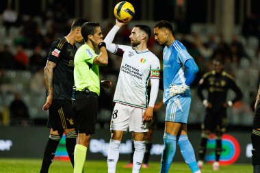 Joao Kikas ve Patrick Sequeira, Liga Portekiz maçı sırasında Estadio Belediyesi Rio Maior 'da Casa Pia ve CF Estrela Amadora (Maciej Rogowski / Ball Raw Images) takımları arasında görüldü.)
