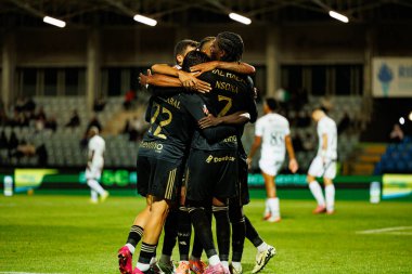 Gaizka Larrazabal, Cassiano ve Kelian Nsona, Estadio Belediyesi Rio Maior 'da oynayan Casa Pia ve CF Estrela Amadora (Maciej Rogowski / Ball Raw Images) takımları arasında oynanan Liga Portekiz maçında gol attıktan sonra kutlama yaparken görüldü.)