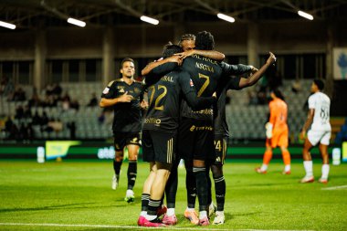 Gaizka Larrazabal, Cassiano ve Kelian Nsona, Estadio Belediyesi Rio Maior 'da oynayan Casa Pia ve CF Estrela Amadora (Maciej Rogowski / Ball Raw Images) takımları arasında oynanan Liga Portekiz maçında gol attıktan sonra kutlama yaparken görüldü.)
