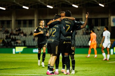 Gaizka Larrazabal, Cassiano ve Kelian Nsona, Estadio Belediyesi Rio Maior 'da oynayan Casa Pia ve CF Estrela Amadora (Maciej Rogowski / Ball Raw Images) takımları arasında oynanan Liga Portekiz maçında gol attıktan sonra kutlama yaparken görüldü.)
