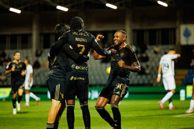 Casa Pia 'nın oyuncuları, Estadio Belediyesi Rio Maior' daki Casa Pia ve CF Estrela Amadora (Maciej Rogowski / Ball Raw Images) takımları arasında Liga Portekiz maçında Cassiano 'dan gol üstüne gol atarken görüldü.)