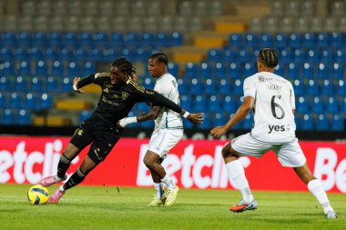 Kelian Nsona ve Sidny Lopes Cabral, Liga Portekiz maçı sırasında Estadio Belediyesi Rio Maior 'da Casa Pia ve CF Estrela Amadora takımları arasında görüldü (Maciej Rogowski / Ball Raw Images)