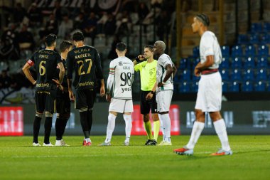 Estadio Belediyesi Rio Maior 'da oynayan Casa Pia ve CF Estrela Amadora (Maciej Rogowski / Ball Raw Images) takımları arasında Liga Portekiz maçında her iki takımın oyuncuları görülüyor.)