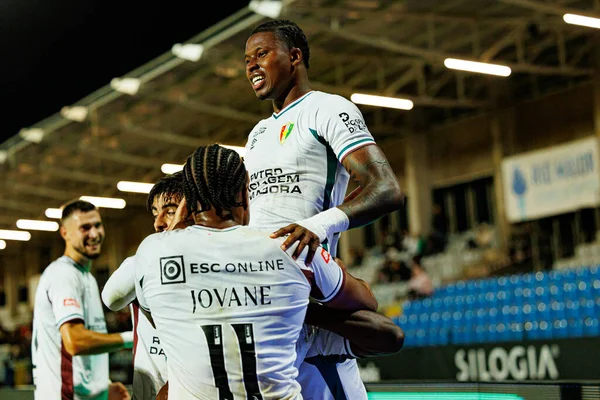 Estrela 'nın oyuncuları Liga Portekiz maçında Estadio Belediyesi Rio Maior' da oynayan Casa Pia ve CF Estrela Amadora (Maciej Rogowski / Ball Raw Images) takımları arasında gol sonrasında Sidny Lopes Cabral 'ı kutlarken görüldü.)