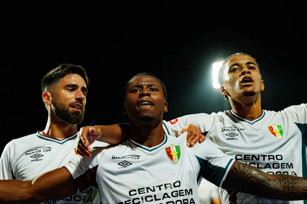 Rodrigo Pinho, Sidny Lopes Cabral ve Oumar Ngom, Estadio Belediyesi Rio Maior 'daki (Maciej Rogowski / Ball Raw Images) Casa Pia ve CF Estrela Amadora takımları arasında oynanan Liga Portekiz maçında gol attıktan sonra kutlama yaparken görüldü.)
