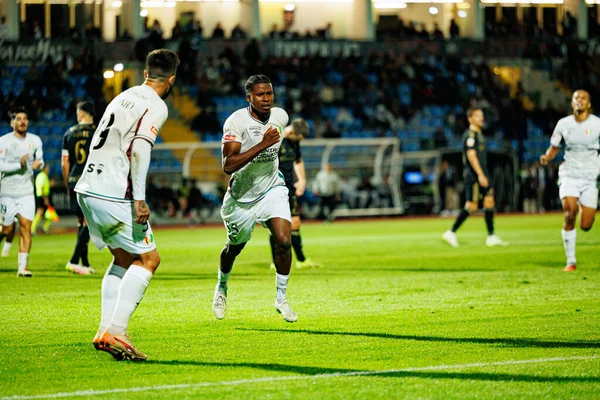 Sidny Lopes Cabral, Estadio Belediyesi Rio Maior 'daki Casa Pia ve CF Estrela Amadora takımları arasında oynanan Liga Portekiz maçında gol attıktan sonra kutlama yaparken görüldü (Maciej Rogowski / Ball Raw Images))