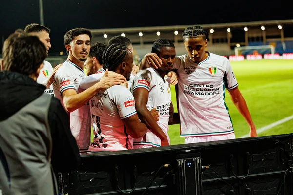 Estrela oyuncuları, Liga Portekiz maçında Estadio Belediyesi Rio Maior 'da oynayan Casa Pia ve CF Estrela Amadora (Maciej Rogowski / Ball Raw Images) takımları arasında Sidny Lopes Cabral' dan gol üstüne gol atarken görüldü.)