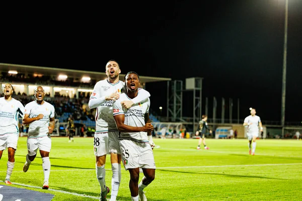 Joao Kikas ve Sidny Lopes Cabral, Estadio Belediyesi Rio Maior 'daki (Maciej Rogowski / Ball Raw Images) Casa Pia ve CF Estrela Amadora takımları arasındaki Liga Portekiz maçında gol attıktan sonra kutlama yaparken görüldü.)