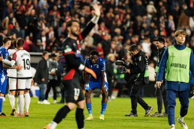 Yannick Agnero, UEFA Konferans Ligi faz oyunu sırasında Rayo Vallecano ve Lech Poznan (Maciej Rogowski / Ball Raw Images) takımları arasında görüldü.)
