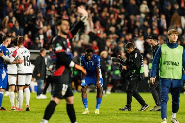 Yannick Agnero, UEFA Konferans Ligi faz oyunu sırasında Rayo Vallecano ve Lech Poznan (Maciej Rogowski / Ball Raw Images) takımları arasında görüldü.)