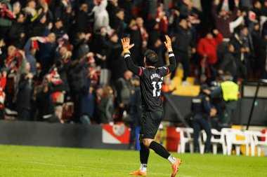 Augusto Batalla, Rayo Vallecano ve Lech Poznan (Maciej Rogowski / Ball Raw Images) takımları arasındaki UEFA Konferans Ligi faz maçında gol attıktan sonra kutlama yaparken görüldü.)
