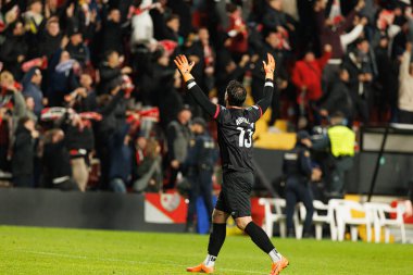 Augusto Batalla, Rayo Vallecano ve Lech Poznan (Maciej Rogowski / Ball Raw Images) takımları arasındaki UEFA Konferans Ligi faz maçında gol attıktan sonra kutlama yaparken görüldü.)