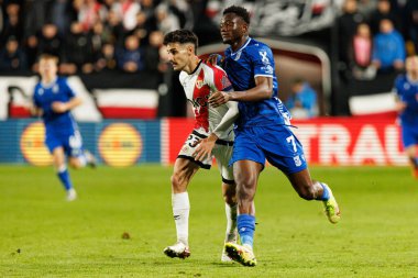 Oscar Valentin ve Yannick Agnero, UEFA Konferans Ligi faz oyunu sırasında Rayo Vallecano ve Lech Poznan (Maciej Rogowski / Ball Raw Images) takımları arasında görüldü.)