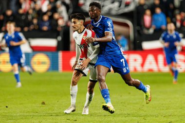Oscar Valentin ve Yannick Agnero, UEFA Konferans Ligi faz oyunu sırasında Rayo Vallecano ve Lech Poznan (Maciej Rogowski / Ball Raw Images) takımları arasında görüldü.)