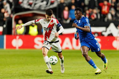 Oscar Valentin ve Yannick Agnero, UEFA Konferans Ligi faz oyunu sırasında Rayo Vallecano ve Lech Poznan (Maciej Rogowski / Ball Raw Images) takımları arasında görüldü.)