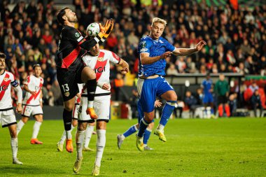 Augusto Batalla ve Mateusz Skrzypczak, Rayo Vallecano ve Lech Poznan (Maciej Rogowski / Ball Raw Images) takımları arasında oynanan UEFA Konferans Ligi faz oyunu sırasında görüldü.)