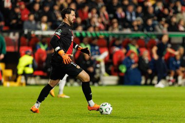 Augusto Batalla, Rayo Vallecano ve Lech Poznan (Maciej Rogowski / Ball Raw Images) takımları arasında oynanan UEFA Konferans Ligi faz maçında görüldü)