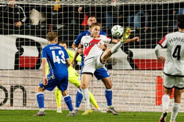 Antonio Miliç ve Alexandre Zurawski Alemao, Rayo Vallecano ve Lech Poznan (Maciej Rogowski / Ball Raw Images) takımları arasında oynanan UEFA Konferans Ligi faz maçında görüldü.)