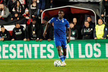 Timothy Ouma, Rayo Vallecano ve Lech Poznan (Maciej Rogowski / Ball Raw Images) takımları arasında oynanan UEFA Konferans Ligi faz oyunu sırasında görüldü.)