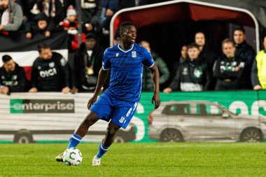 Timothy Ouma, Rayo Vallecano ve Lech Poznan (Maciej Rogowski / Ball Raw Images) takımları arasında oynanan UEFA Konferans Ligi faz oyunu sırasında görüldü.)